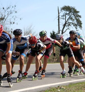 Velocidad y adrenalina en competiciones recreativas sobre ruedas