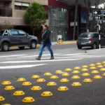 Cómo los reductores de velocidad mejoran la convivencia entre peatones y conductores en zonas urbanas